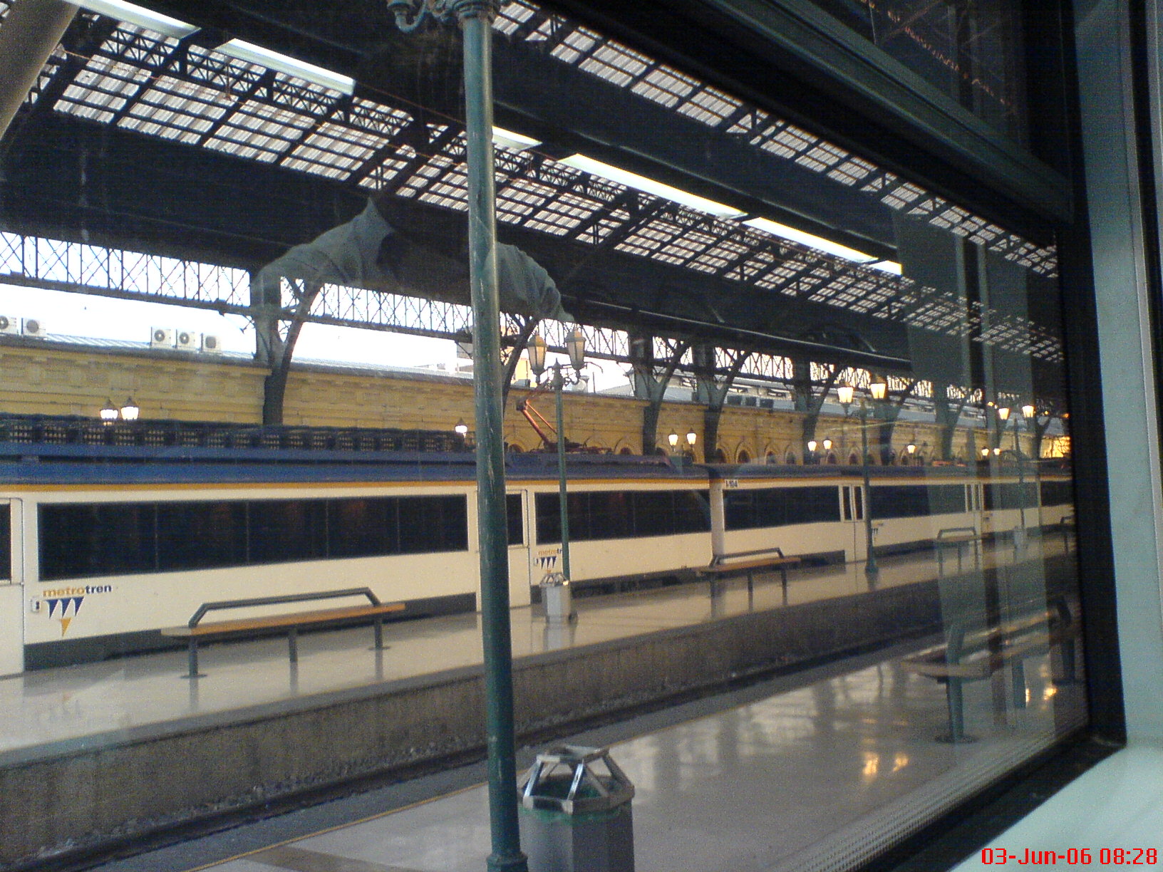 Vistazo a la estación central desde el interior del tren