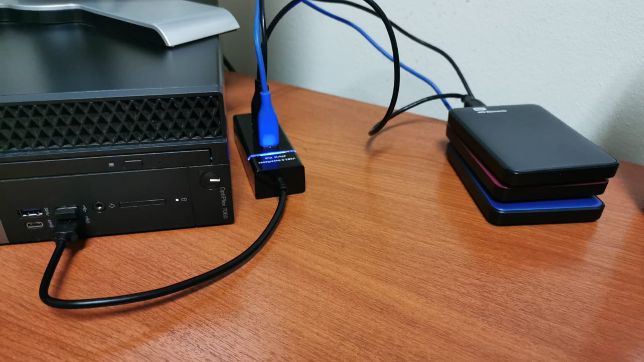 RAID, con discos externos, y un hub USB